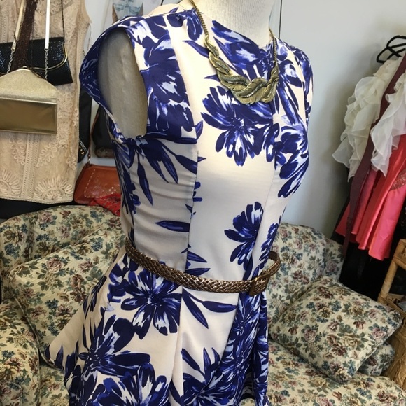 Blue and white floral print romper - Picture 2 of 6